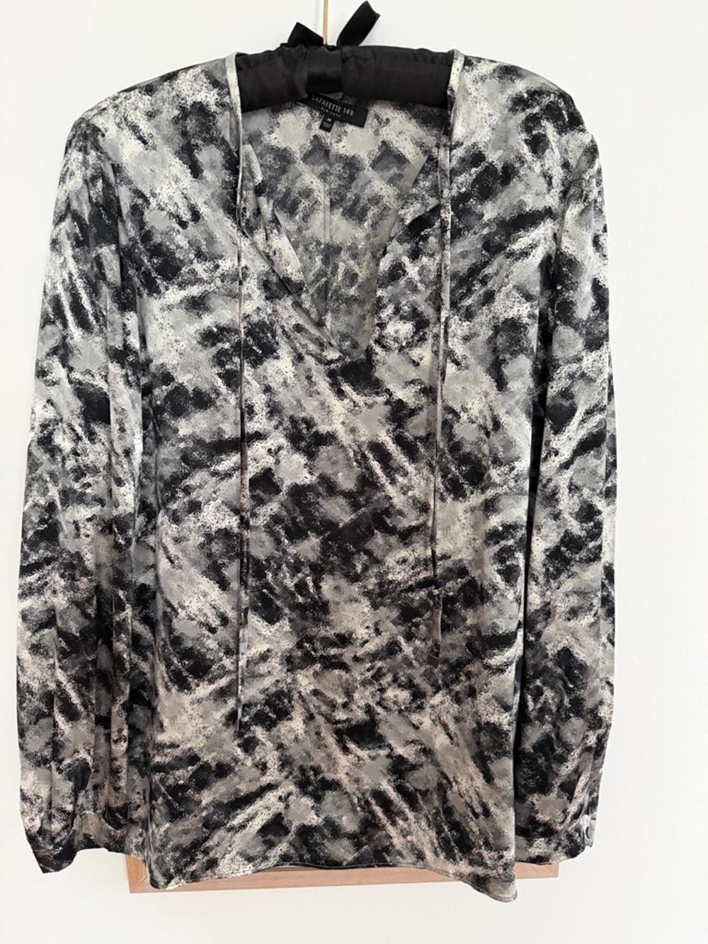 Lafayette 148 100% Eli print silk elegant v- neck blouse S M